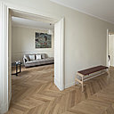 Côté cuisine, salle à manger ou salon, le sol est unifié par un parquet neuf à chevrons.  Banc, modèle Imo, chez Pinch. Au mur, appliques, modèle Diamante chez Vistosi.