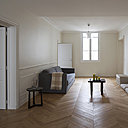 On a conservé l’intimité vers les chambres, mais supprimé les portes qui s’ouvraient sur la cuisine salle-à-manger. Les moulures, portes et boiseries neuves ont été refaites sur la base d’éléments d’origine retrouvés lors des travaux et qui avaient disparus dans l’aménagement précédent.