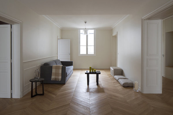 On a conservé l’intimité vers les chambres, mais supprimé les portes qui s’ouvraient sur la cuisine salle-à-manger. Les moulures, portes et boiseries neuves ont été refaites sur la base d’éléments d’origine retrouvés lors des travaux et qui avaient disparus dans l’aménagement précédent.