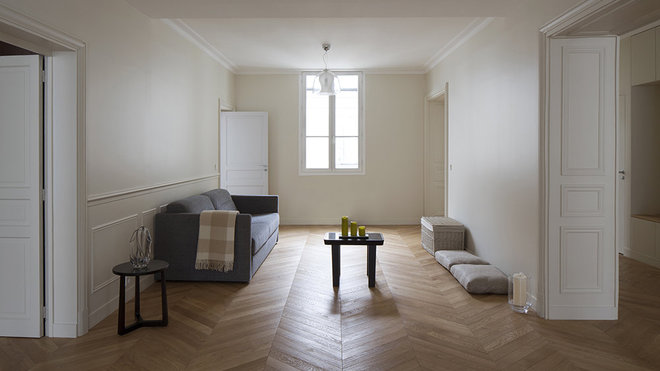 On a conservé l’intimité vers les chambres, mais supprimé les portes qui s’ouvraient sur la cuisine salle-à-manger. Les moulures, portes et boiseries neuves ont été refaites sur la base d’éléments d’origine retrouvés lors des travaux et qui avaient disparus dans l’aménagement précédent.