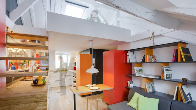 Le coin salon avec canapé (Muji) est doté d’une bibliothèque en partie haute.