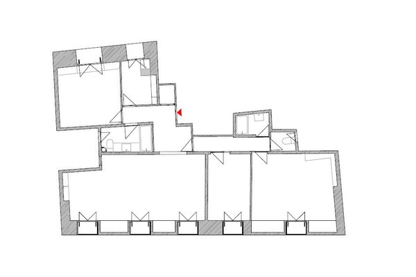Plan de l’appartement avant travaux : un patchwork de petites cellules (anciens espaces communs) qui relient des chambres de bonne de surfaces orientées côté rue et cour. Seul atout, les fenêtres qui apportent de la lumière, mais pas de double exposition réelle ni de côté traversant. La circulation de la lumière est entravée par la partie centrale.