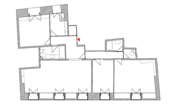 Plan de l’appartement avant travaux : un patchwork de petites cellules (anciens espaces communs) qui relient des chambres de bonne de surfaces orientées côté rue et cour. Seul atout, les fenêtres qui apportent de la lumière, mais pas de double exposition réelle ni de côté traversant. La circulation de la lumière est entravée par la partie centrale.