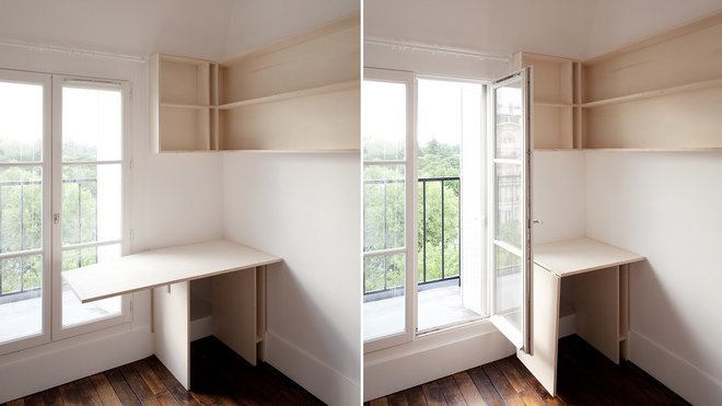 Le mobilier joue avec l’espace avec un plan de travail rabattable pour ce coin bureau qui n’encombre pas l’espace lorsqu’il n’est pas utilisé.