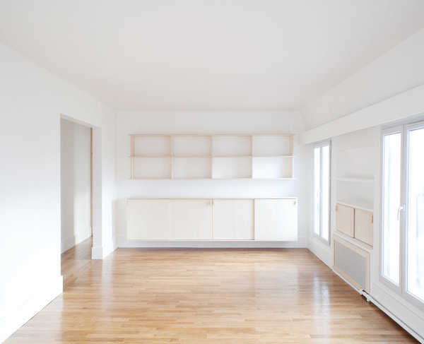 Le mobilier intégré en bouleau s’immisce délicatement dans l’espace et complète les rangements et étagères existantes peintes en blanc comme les murs.