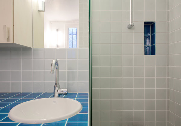 La salle de bains a été habillée d’un carrelage du même format décliné en plusieurs couleurs.