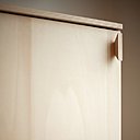 Un soin particulier a été apporté aux détails qui viennent peaufiner avec sobriété la cohérence de l’ensemble des meubles. Plinthes et poignées ont été réalisées sur mesure, ces dernières suivant des variations d’échelle.