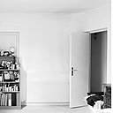 Avant les travaux, le salon ne possédait aucun meuble intégré et les rangements rapportés faisaient office de verrues dans un espace déjà marqué par un aménagement hétéroclite.