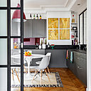 La cuisine aménagée sur mesure est séparée de l’entrée par une porte vitrée coulissante qui capture la luminosité. Rangements avec portes en polymère. Table, modèle Tulip, création Eero Saarinen pour Knoll International. Chaises Eames Plastic Side Chairs, création Ray & Charles Eames pour Vitra. Spots d’éclairage intégrés dans la corniche du plafond. La cuisine aménagée sur mesure est séparée de l’entrée par une porte vitrée coulissante qui capture la luminosité. Rangements avec portes en polymère. Table, modèle Tulip, création Eero Saarinen pour Knoll International. Chaises Eames Plastic Side Chairs, création Ray & Charles Eames pour Vitra. Spots d’éclairage intégrés dans la corniche du plafond.