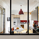 La verrière accentue la perspective tout en évitant aux odeurs de cuisine, une éventuelle propagation dans le reste de la pièce à vivre. La verrière accentue la perspective tout en évitant aux odeurs de cuisine, une éventuelle propagation dans le reste de la pièce à vivre.