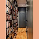 Le couloir qui mène aux chambres des filles a été aménagé en bibliothèque et repeint dans un ton gris anthracite qui donne de l’élégance à l’espace. Le couloir qui mène aux chambres des filles a été aménagé en bibliothèque et repeint dans un ton gris anthracite qui donne de l’élégance à l’espace.