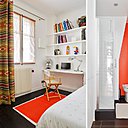 A gauche, dans cette chambre, une tablette murale a été adaptée en plan de travail pour offrir un coin bureau gain de place et conserver un dégagement devant la fenêtre. A droite, dans la salle de bains des deux grandes filles avec coin WC intégré, l’option douche a été choisie. A gauche, dans cette chambre, une tablette murale a été adaptée en plan de travail pour offrir un coin bureau gain de place et conserver un dégagement devant la fenêtre. A droite, dans la salle de bains des deux grandes filles avec coin WC intégré, l’option douche a été choisie.