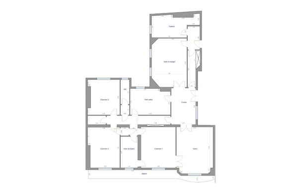 Plan existant de l’appartement avant travaux : seulement trois chambres, une salle de bains pour 5 et des espaces de communication trop nombreux qui font perdre de la place.