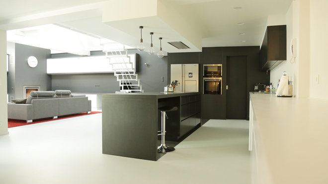 Le sol de la grande pièce à vivre est recouvert d’un enduit de polyuréthane blanc brillant qui offre une uniformité harmonieuse et structurante à l’espace tout en reflétant la lumière. Ce matériau qui dessine très peu d’ombre offre un effet d’apesanteur à l’espace allégé par sa douce présence. La chape en polyurethane blanche a été teintée dans la masse pour éviter les traces et griffures dues à l’usage