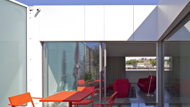 Pour traduire l'idée d'origami et de pliages jusqu’à son paroxysme, l’architecte a utilisé un parement en aluminium blanc de 3 mm d’épaisseur sur la façade Nord.