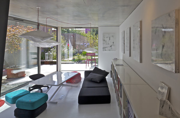 Les espaces de vie sont en connexion directe avec le jardin et la terrasse.