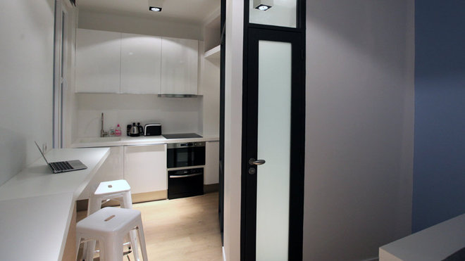 La porte de la salle de bains en verre sablé laisse passer la lumière, tout en conservant l’intimité de l’espace. En partie haute, les vitres totalement claires apportent un complément de lumière naturelle. Les spots d’éclairage cubiques participent au concept graphique de l’espace. La porte de la salle de bains en verre sablé laisse passer la lumière, tout en conservant l’intimité de l’espace. En partie haute, les vitres totalement claires apportent un complément de lumière naturelle. Les spots d’éclairage cubiques participent au concept graphique de l’espace.