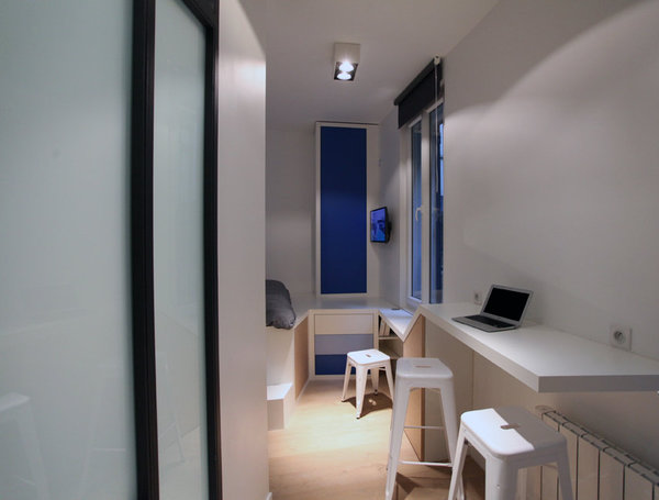 Le plan de travail offre une différence de niveau et de largeur qui permet un dégagement plus confortable pour circuler.