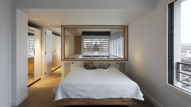 La chambre s’offre une nouvelle vue avec un accès pratique à son dressing qui s’associe à l’armoire avec miroir (Ikea) attenante. Le lit n’a pas changé d’orientation, il a été simplement reculé contre la nouvelle cloison qui intègre une tête de lit intégrée à la cloison avec liseuses d’éclairage et niches de chevet. La chambre s’offre une nouvelle vue avec un accès pratique à son dressing qui s’associe à l’armoire avec miroir (Ikea) attenante. Le lit n’a pas changé d’orientation, il a été simplement reculé contre la nouvelle cloison qui intègre une tête de lit intégrée à la cloison avec liseuses d’éclairage et niches de chevet.