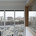 La nouvelle vue générée par la baie vitrée de la chambre détourne le regard de l’ancien et unique panorama sur le cimetière, parfois inconfortable en position allongée…