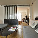 Le salon offre deux canapés généreux (AM.PM) et une longue tablette murale qui fait office de bibliothèque. Table basse, Caravane. Dans la chambre attenante, on a conservé la cheminée habillée de carreaux de céramique émaillée.