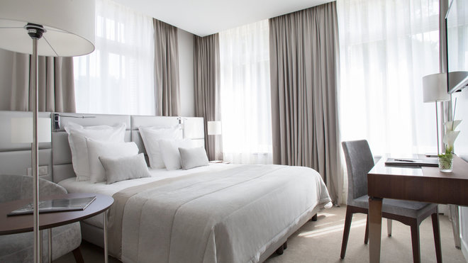 Tonalités douces et apaisantes pour cette chambre du Château Hochberg.