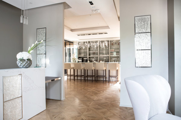 Incrustation de panneaux décoratifs en cristal Lalique dans le lobby et le bar du Château Hochberg.