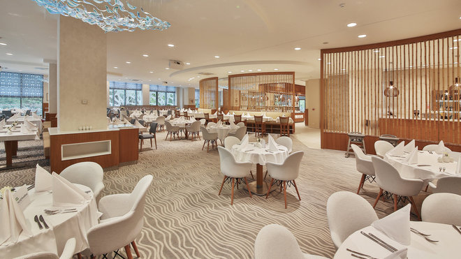 Grande fluidité de circulation dans le restaurant du Paradise Blue Hôtel.