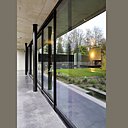 Un mur de verre cristallin inonde de lumière naturelle les espaces de vie et la chambre parentale situés au sud. Il offre un véritable confort et une source d’économie d’énergie été comme hiver pour les occupants. Réalisation Hornoy Architectes.