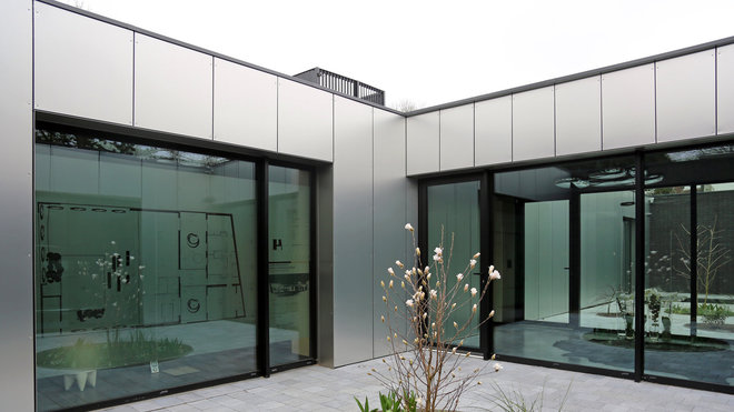 Les verrières dessinent des patios et des cours intérieures. Réalisation Hornoy Architectes.