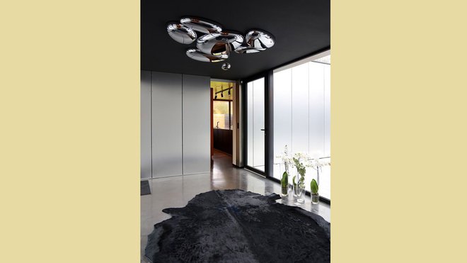 Le noir est la couleur  phare de la décoration intérieure. Réalisation Hornoy Architectes.