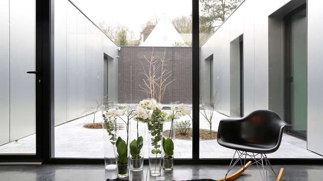 La construction alterne murs transparents et opaques qui garantissent l’intimité des occupants. Réalisation Hornoy Architectes.