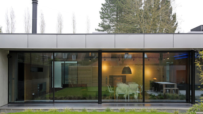 Des poteaux de soutènement sont placés à l’extérieur, le long d’une coursive qui borde la grande pièce à vivre. Réalisation Hornoy Architectes.