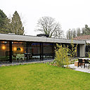 Le débord de la toiture protège l’intérieur des rayons trop ardents du soleil. Réalisation Hornoy Architectes.