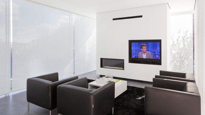 Le salon aux murs vitrés est doté de stores occultants et translucides qui garantissent l’intimité, tout en laissant passer la lumière.