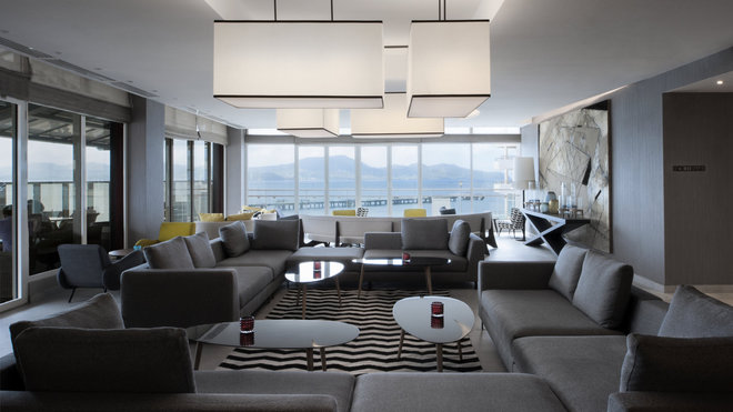 Le Bolibar offre de larges banquettes pour créer une ambiance feutrée et conviviale. Et le lieu est sublimé par une terrasse avec une vue panoramique à 360° sur la baie.