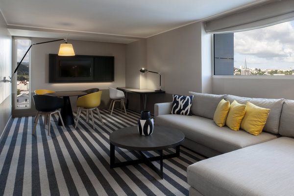 Dans les suites, on retrouve le code couleur et graphique du noir, blanc et jaune des espaces de restauration, ponctué de gris.