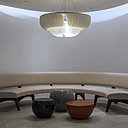 Dans le hall de réception, banquette circulaire autour des tables basses, modèle Bongo, création Andrea Parisio chez Meridiani. Dans le hall de réception, banquette circulaire autour des tables basses, modèle Bongo, création Andrea Parisio chez Meridiani.