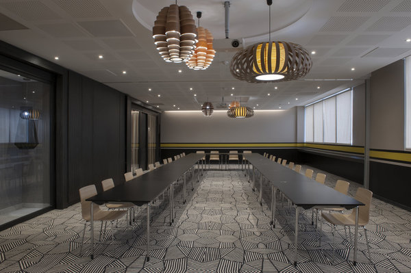 La décoration de la salle de conférence se démarque du style classique et impersonnel généralement proposé pour ce type de lieu et s’accorde avec le design des autres espaces.