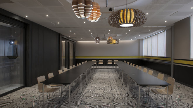 La décoration de la salle de conférence se démarque du style classique et impersonnel généralement proposé pour ce type de lieu et s’accorde avec le design des autres espaces.