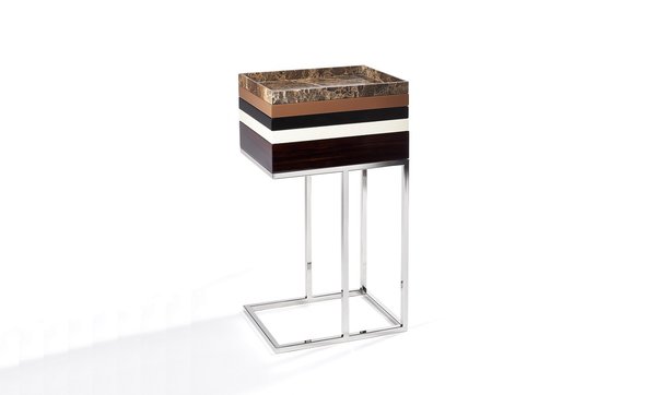 Bout de canapé Amakar et Montebello Trio en bois laqué et marbre Emperador sur piètement en acier inox poli miroir (L 35 x P 27 x H 71 cm).