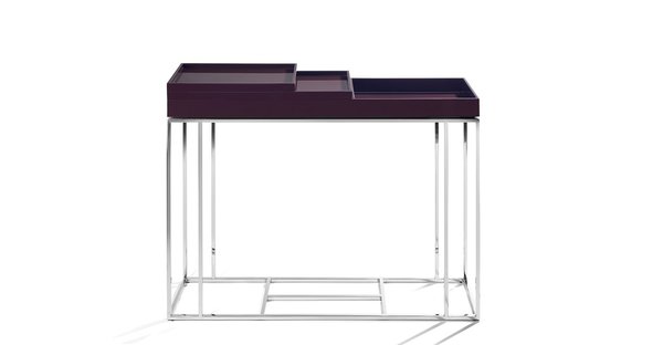 Console Akamar avec plateaux en laque aubergine sur piètement en acier inox poli miroir (L 120 x P 27 x H 90 cm). Création Raphaël Thomas éditions.