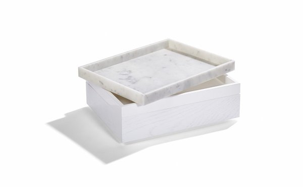 Boîte Montebello monochrome en bois laqué blanc, gris foncé ou gris clair avec fond en marbre de Carrare. Création Raphaël Thomas éditions (L 35 x P 27 x H 14 cm).