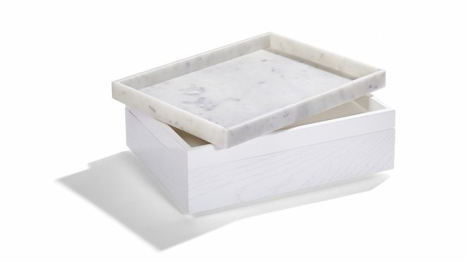 Boîte Montebello monochrome en bois laqué blanc, gris foncé ou gris clair avec fond en marbre de Carrare. Création Raphaël Thomas éditions (L 35 x P 27 x H 14 cm).