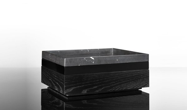 Boîte Montebello monochrome en bois laqué noir, aubergine ou blanc avec fond en marbre Marquinia (L 35 x P 27 x H 14 cm). Création Raphaël Thomas éditions.