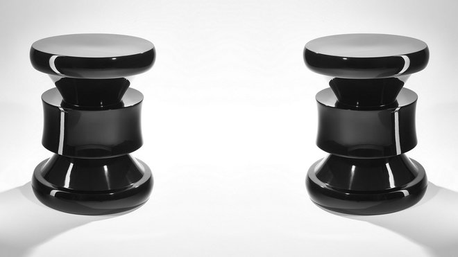 Tabouret Barth en bois laqué bleu nuit, bleu grisé, gris taupe, vert olive ou jaune citron (H 45 x D 38 cm). Création Raphaël Thomas éditions.