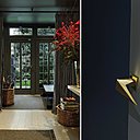 L’entrée, autrefois un grand espace perdu, a été réduite pour composer une pièce de vie qui se découvre derrière un rideau. Les poignées de porte ont été réalisées par Hervé Langlais pour la Galerie Negropontes.