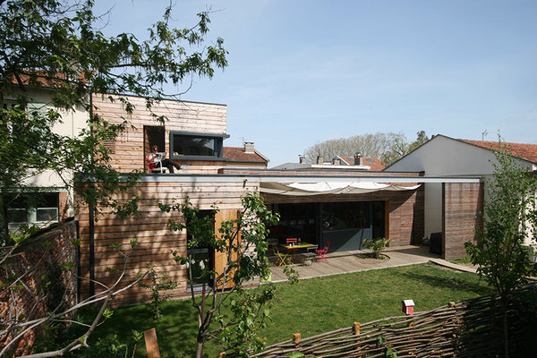 La maison est limitée des deux côtés par les hauteurs différentes des maisons mitoyennes.
