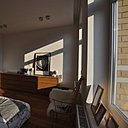 Côté rue, au premier niveau, la chambre des parents exposée plein sud.