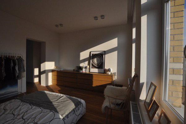 Côté rue, au premier niveau, la chambre des parents exposée plein sud.